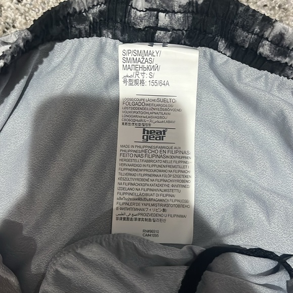 NWT Under Armor tie-dye running shorts with pockets and built in underwear - Picture 3 of 3